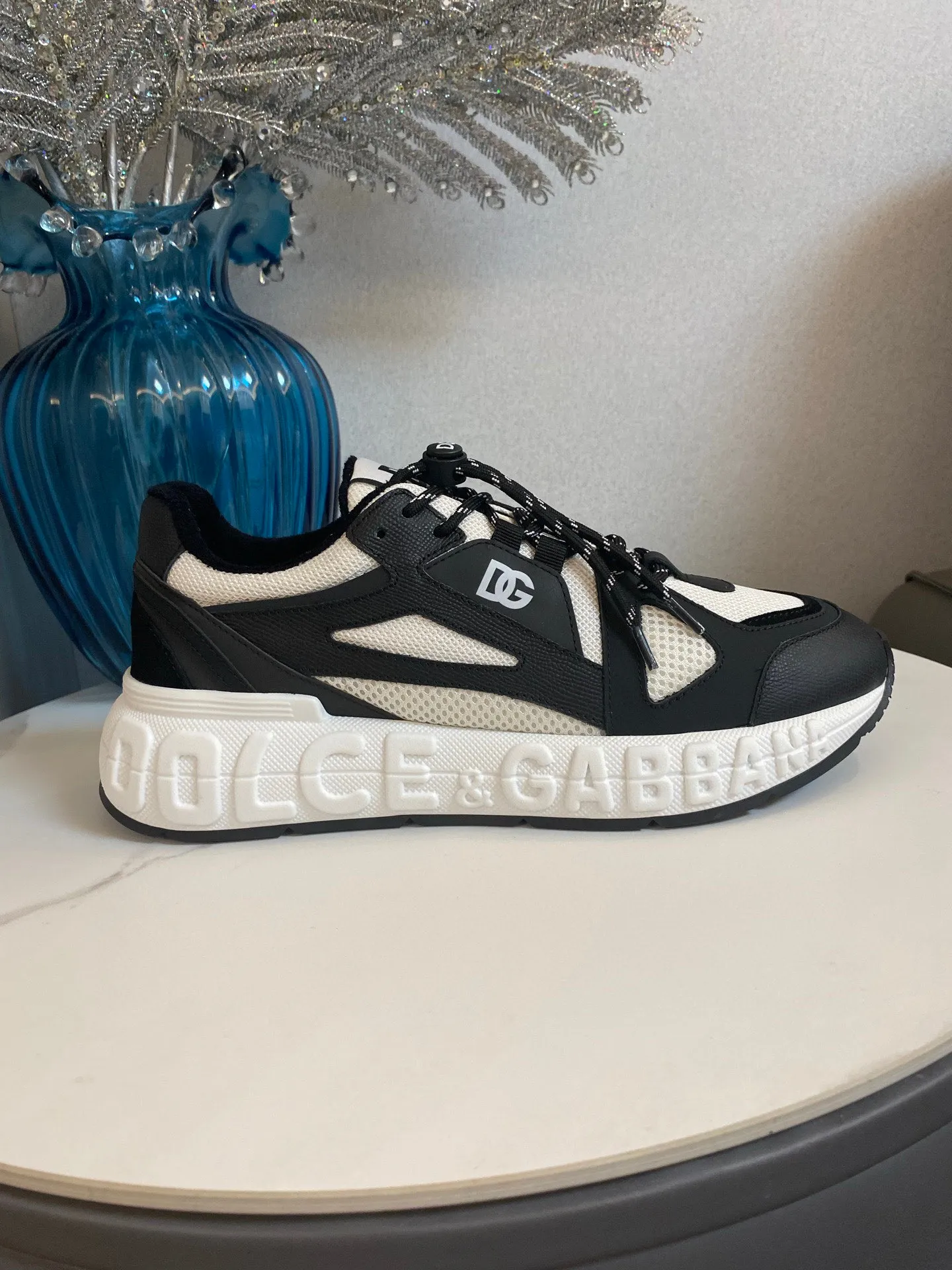 Men's men's shoes💰580 Dolce&Gabbana Dolce & Gabbana's latest popular D&G couple's dad shoes Airmaster series casual sports shoes original purchase development and production Airmaster shoes draw inspiration from Daymaster's iconic shape, while lightening the middle part of the sole to present a more sporty appearance. Nylon upper with contrasting suede and calfskin details. The tongue, heel and back sole are embellished with the DG logo, and the micro-injection logo rubber label is the icing on the cake. Exquisitely packaged at the delivery counter🛍📦 ▪️ Fabric: Original imported first-layer cowhide ▪️ Lining: Customized breathable towel lining ▪️ Sole: Original molded PU+TPU material ▪️ Bottom thickness: 5CM ▪️ Size: Women's 35-40/Men's 39-44 (45 46 customized)